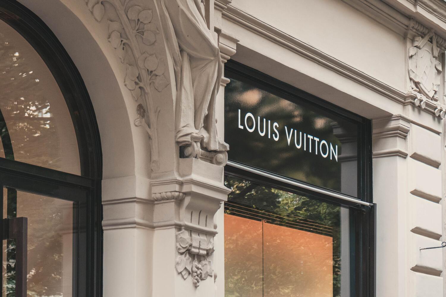 Pharrell Williams se toma Louis Vuitton 🥵 - BAROQ