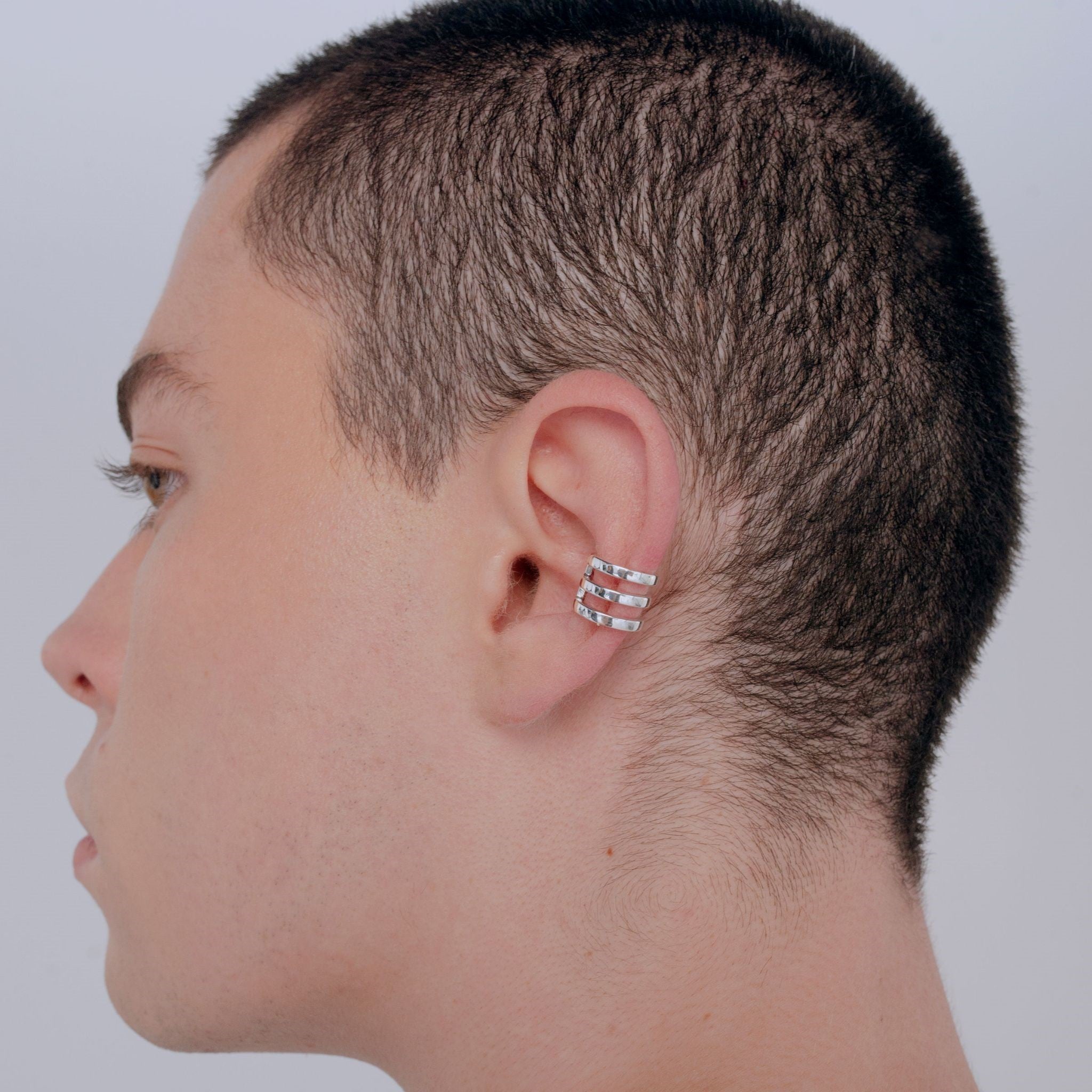 perfil de una persona con pendiente