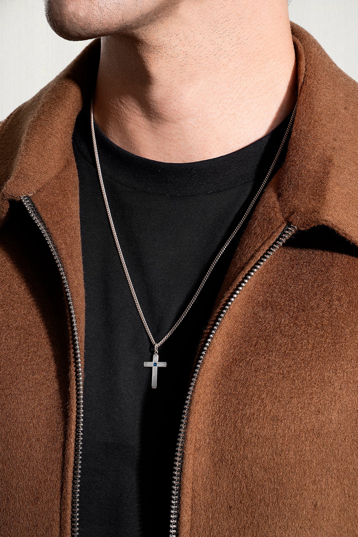 AXIS CROSS NECKLACE | CADENA EN FORMA DE CRUZ EN PLATA LEY 925 Y PIEDRA