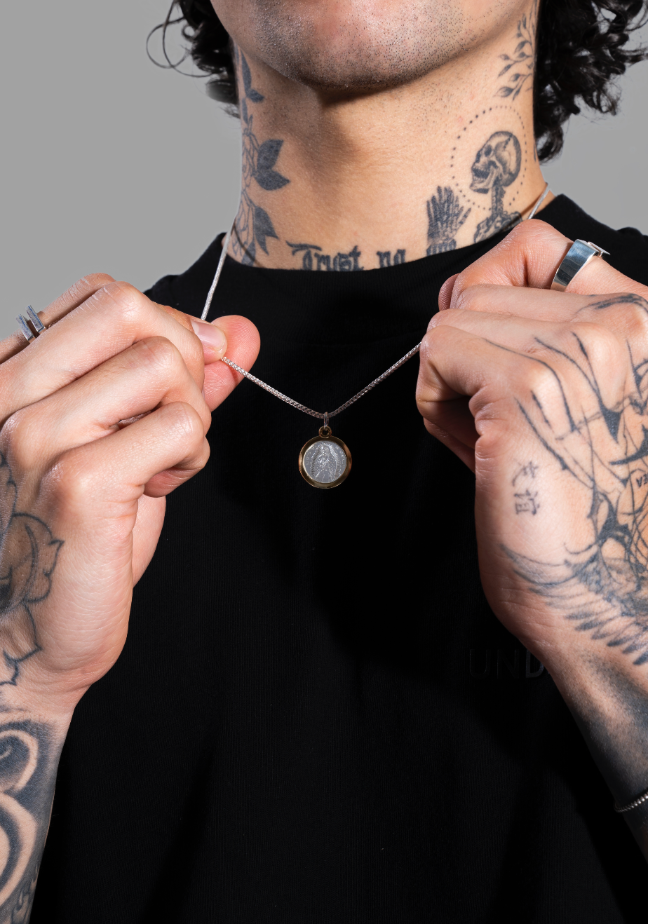 Collar de plata con medalla de Guadalupe diseño limpio y moderno
