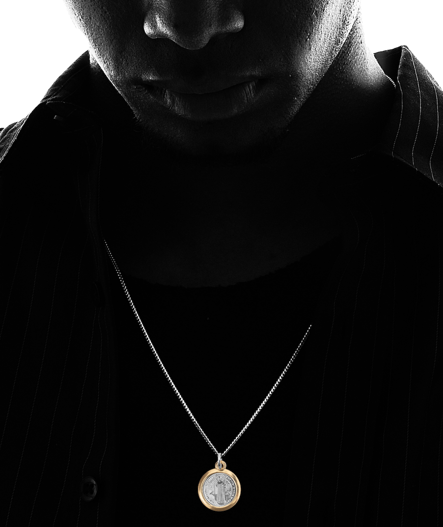 Collar religioso de San Benito en plata con detalle dorado