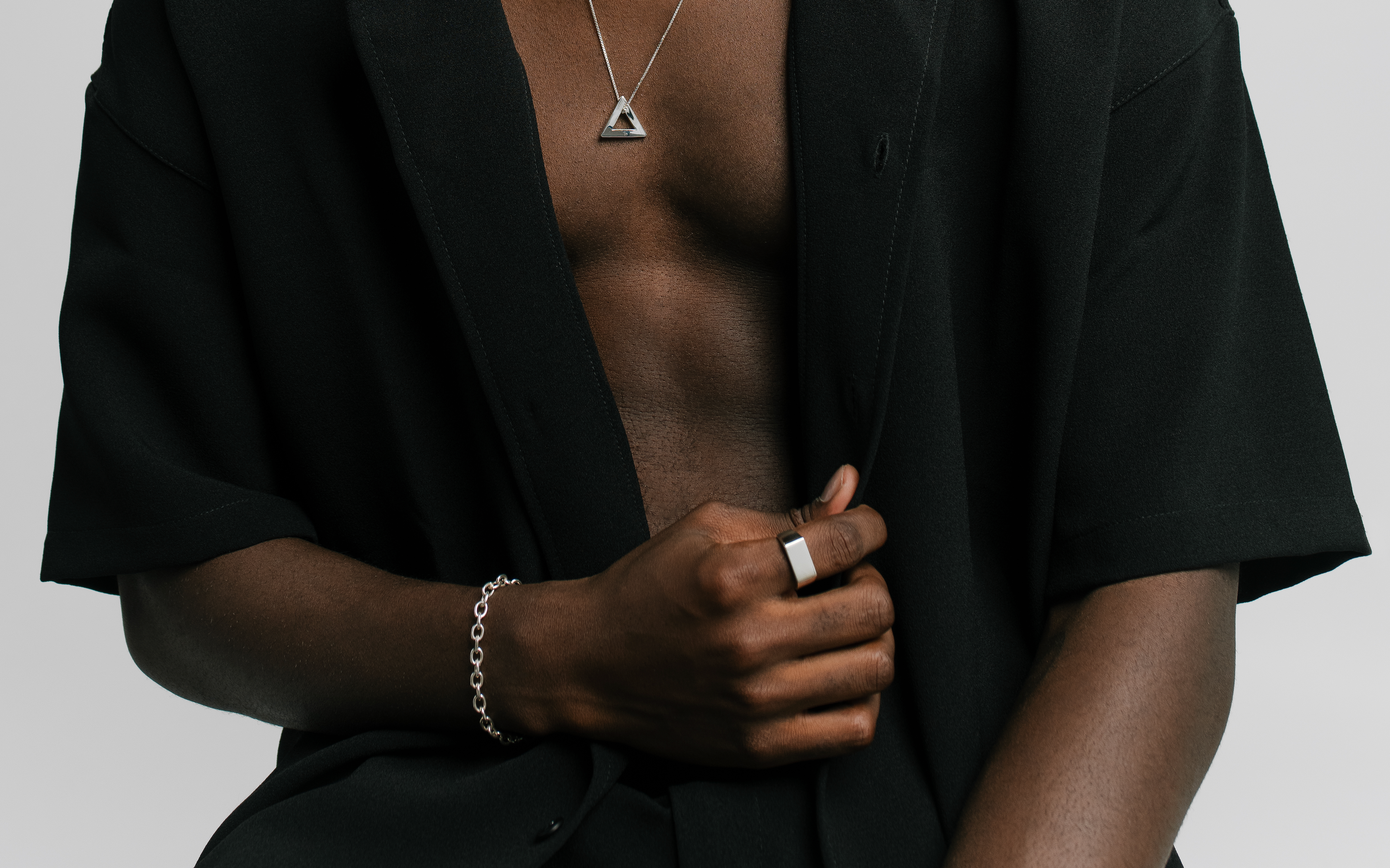 Dije triangular en plata con cadena para hombre estilo minimalista