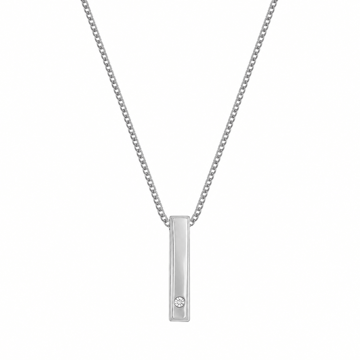 Cadena Fifth Ave para hombre en plata 925 con dije vertical y detalle de esmeralda verde.