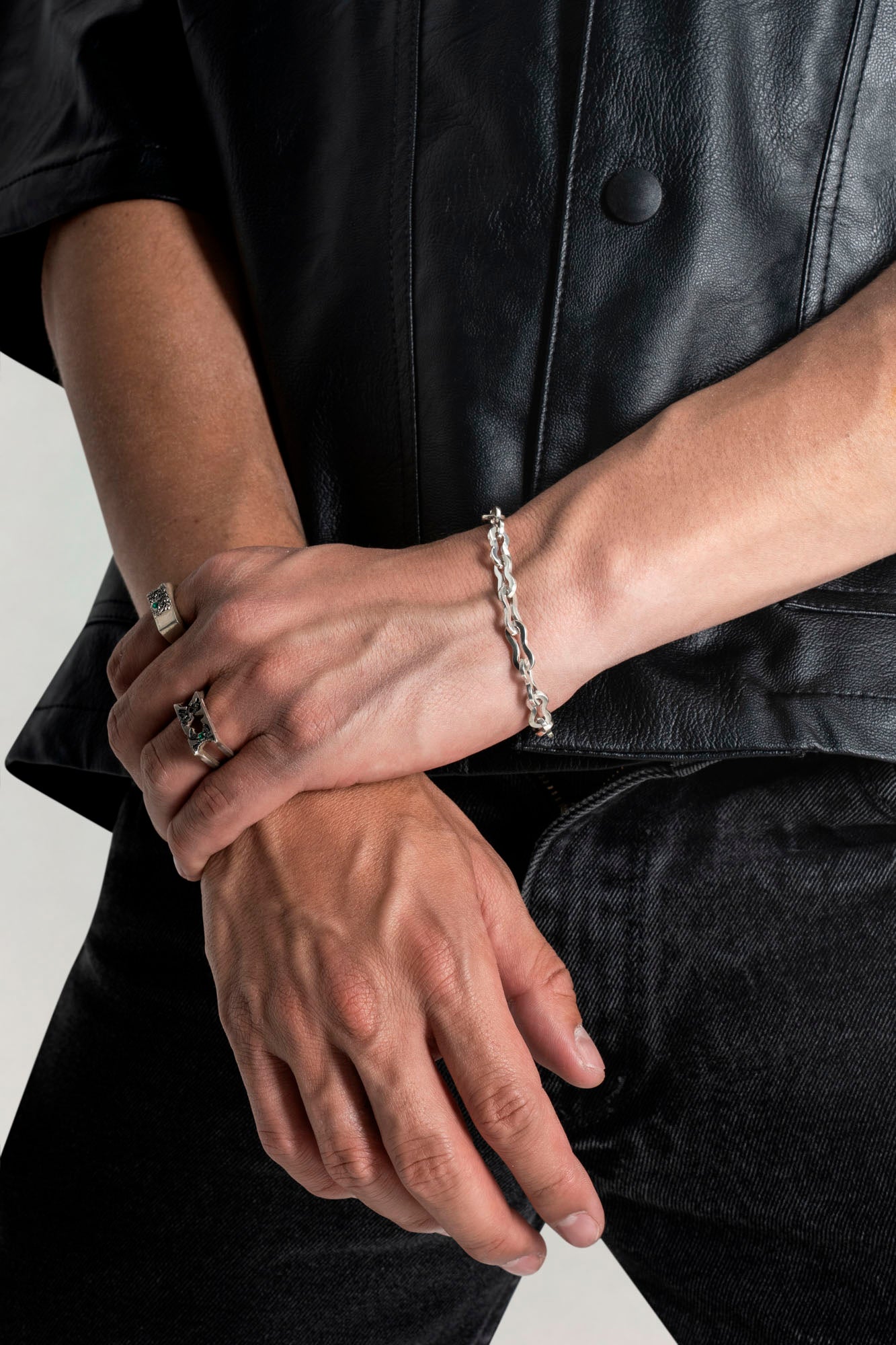 Pulsera de plata con eslabones cerrados estilo contemporáneo
