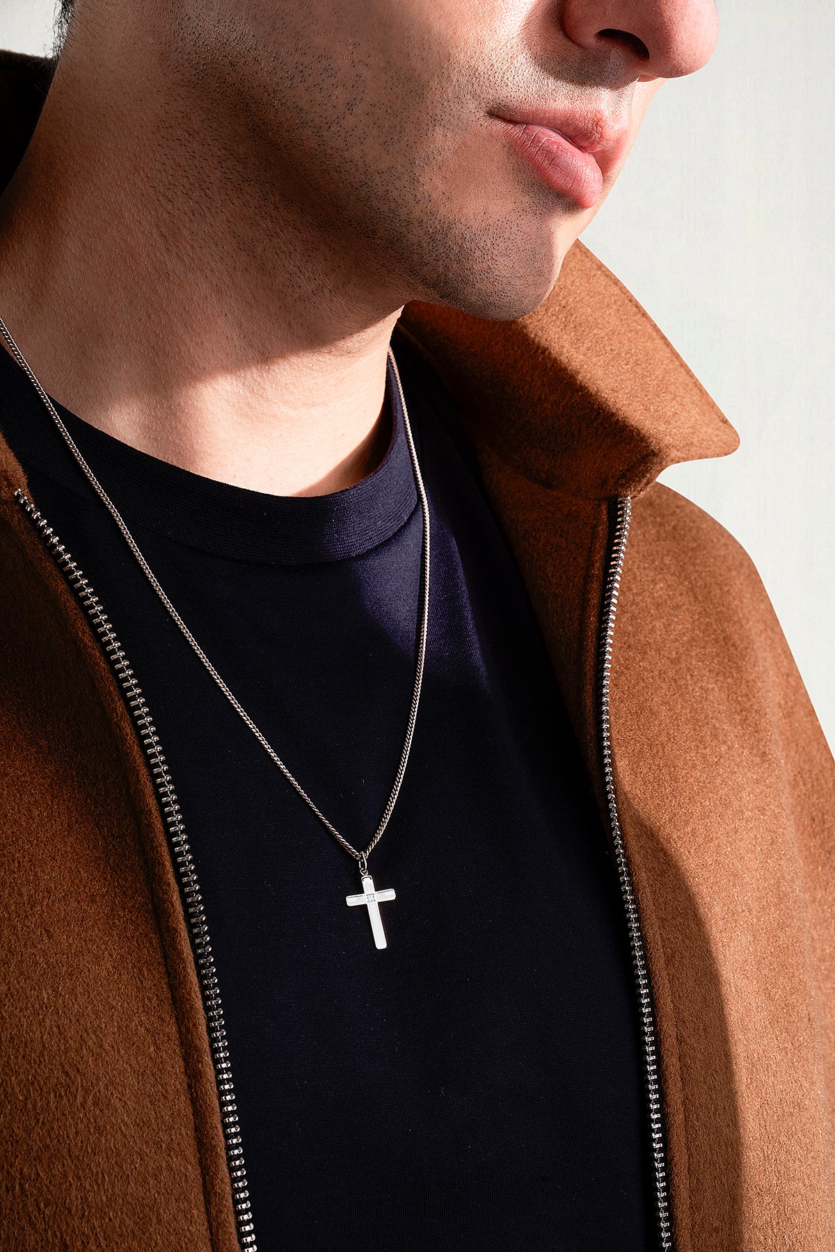 AXIS CROSS NECKLACE | CADENA EN FORMA DE CRUZ EN PLATA LEY 925 Y PIEDRA