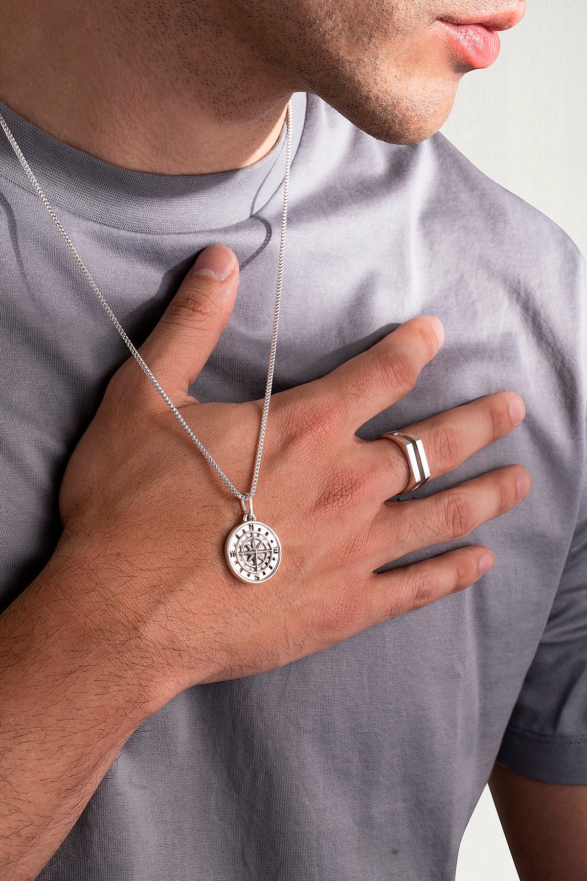 COMPASS NECKLACE | CADENA EN FORMA DE BRÚJULA EN PLATA LEY 925