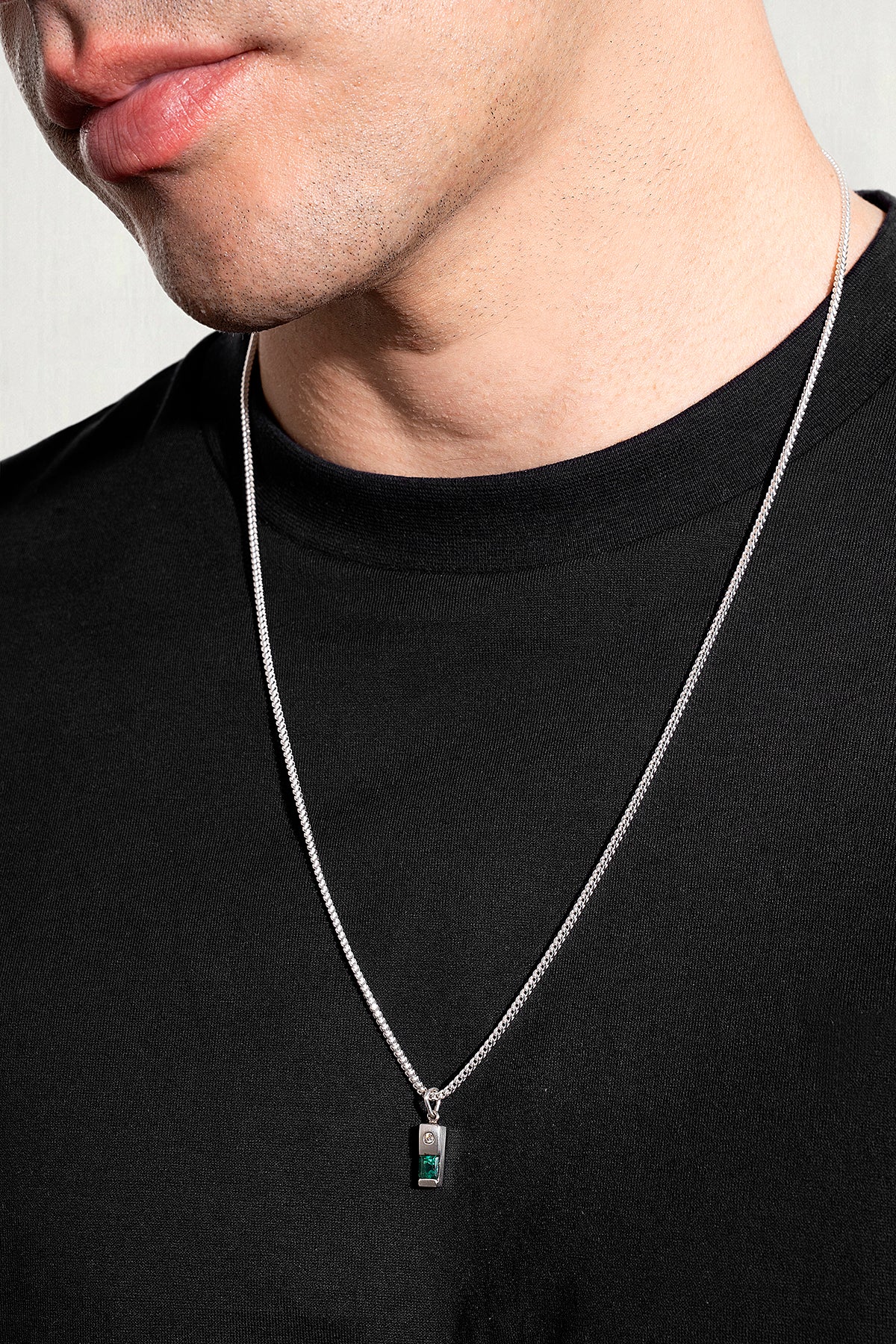 Dije artesanal para hombre en plata 950 con esmeralda y diamante de laboratorio