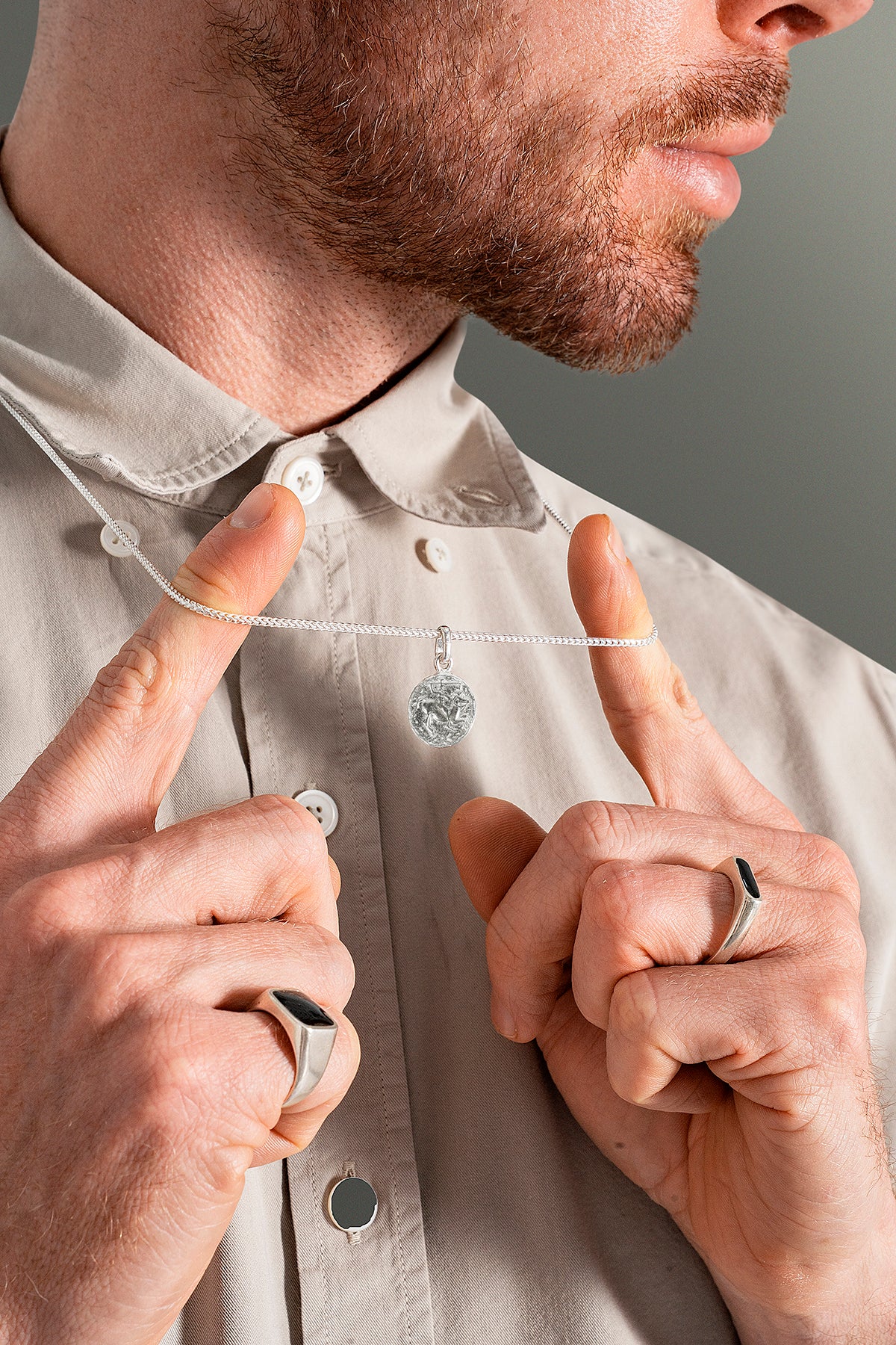 Dije tipo moneda en plata con cadena para hombre