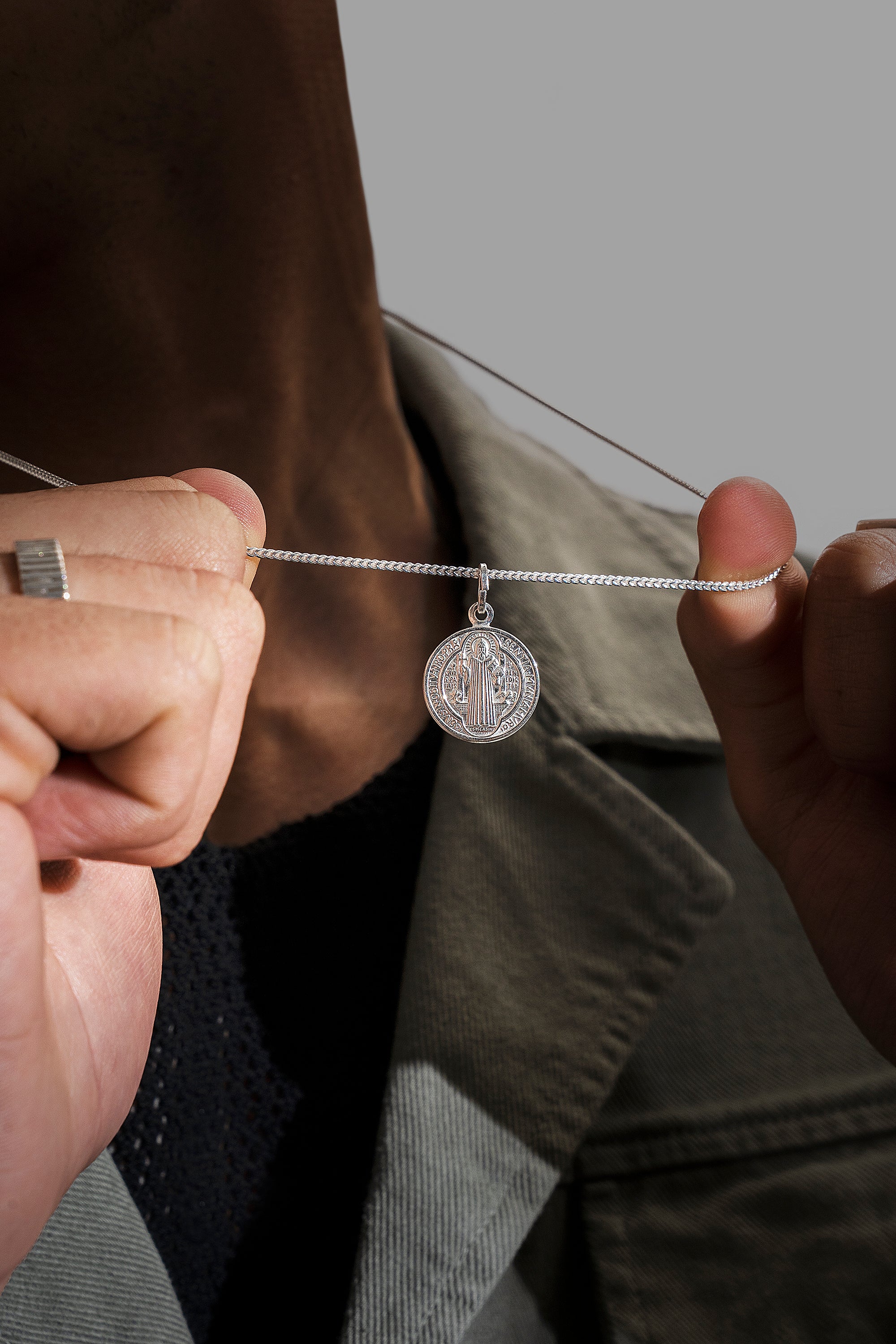 Cadena de plata con medalla de San Benito para hombre