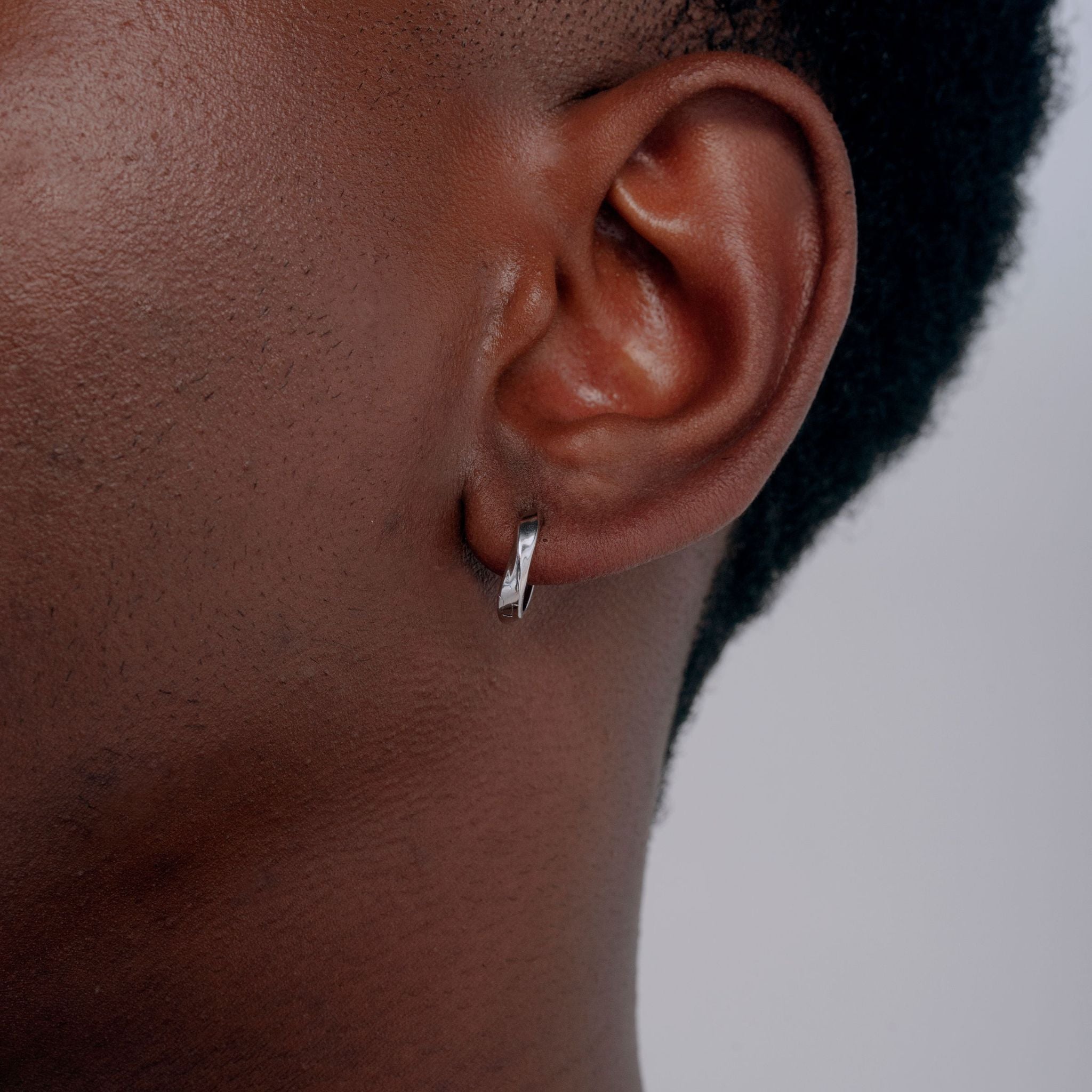 Candongas de plata ley 925 para hombre con forma orgánica y acabado brillante