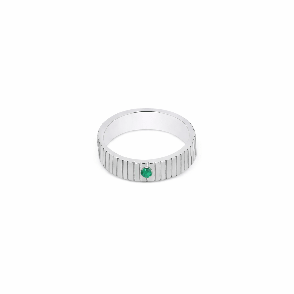 Anillo para hombre en plata ley 950, hecho a mano en Colombia, disponible con esmeralda, zafiro o diamante.