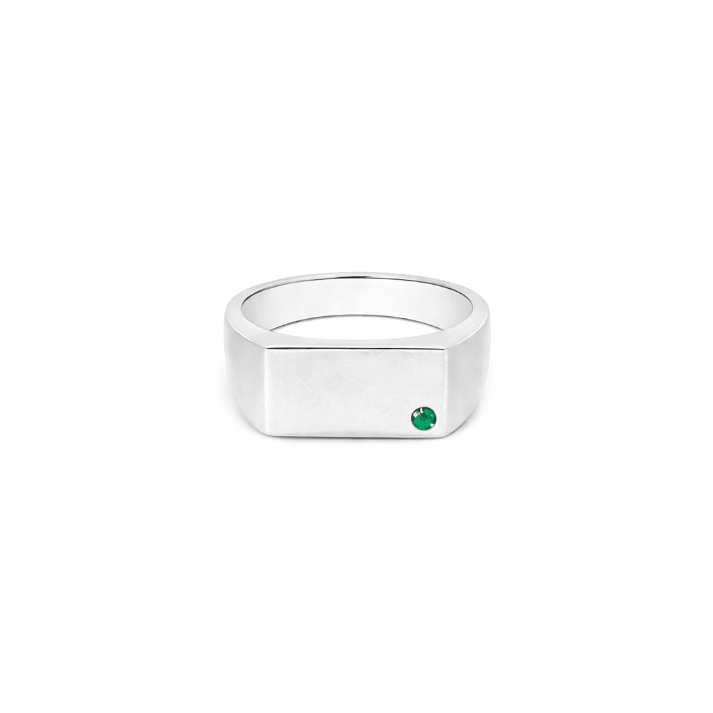 Anillo EIGHTH Ave de plata 925 para hombre con pequeña esmeralda verde en el extremo del diseño.