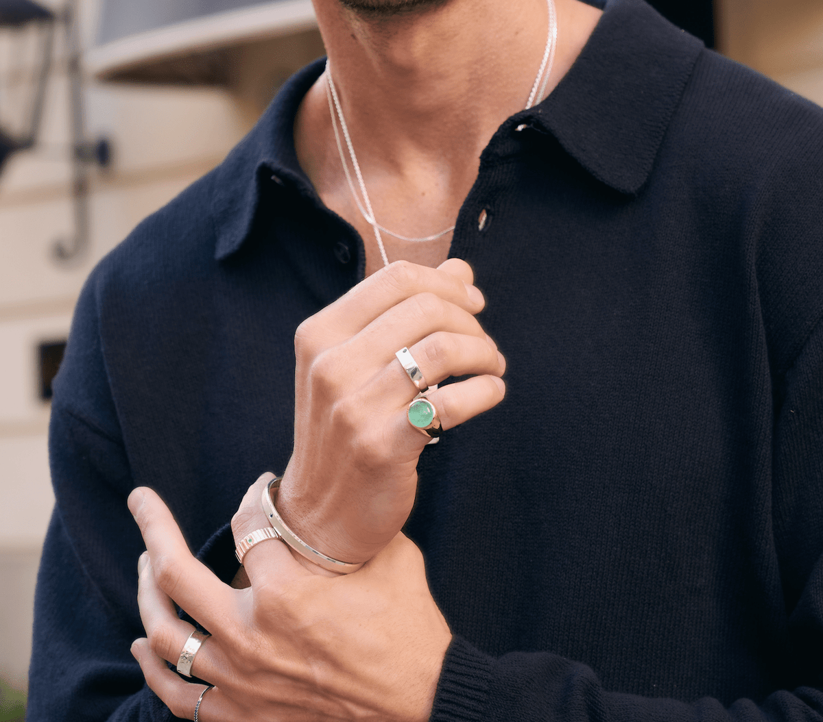 Anillo de plata 925 para hombre con diseño rectangular y piedra preciosa en la parte frontal.