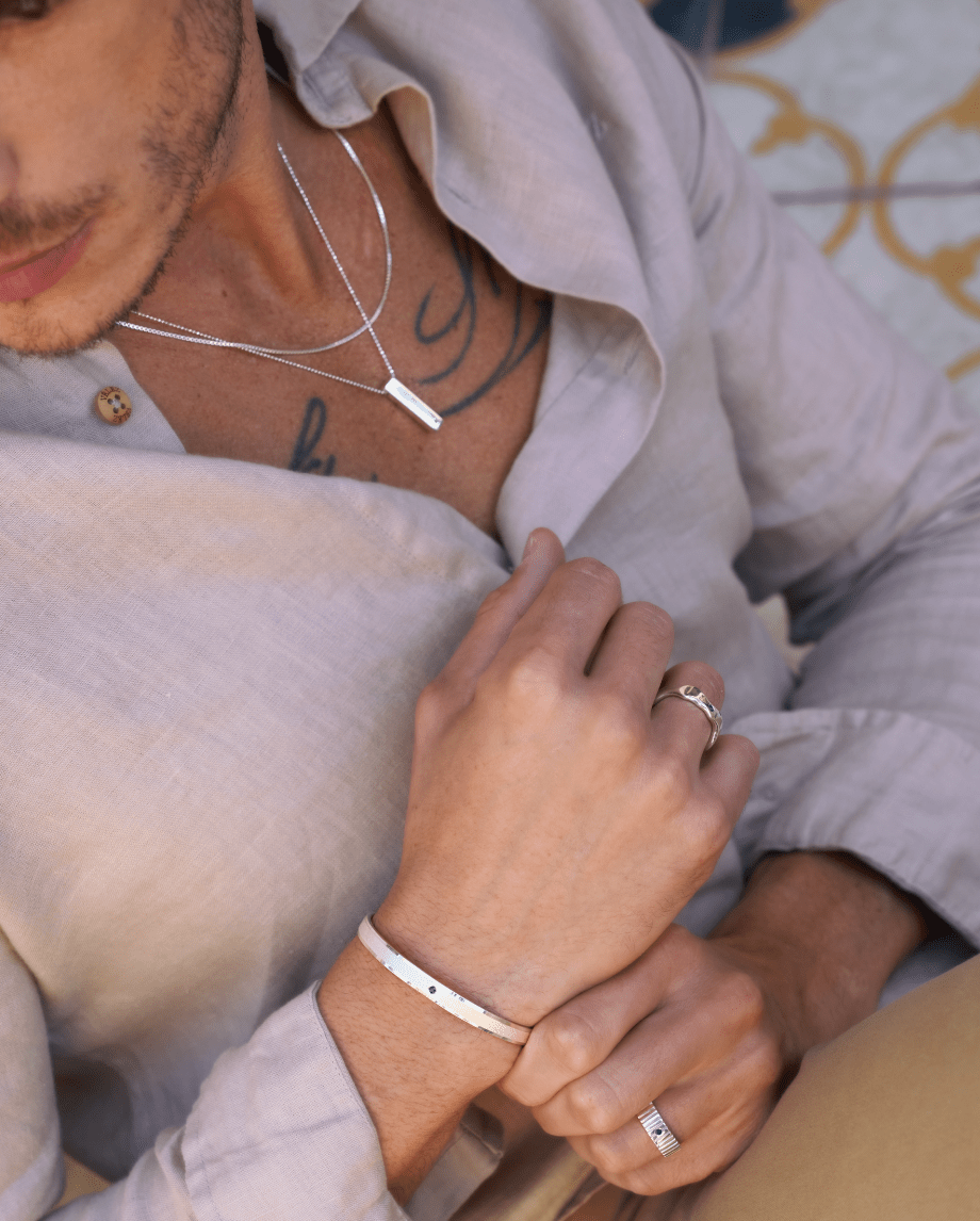 Cadena de plata 925 para hombre con dije vertical rectangular y pequeña esmeralda natural.